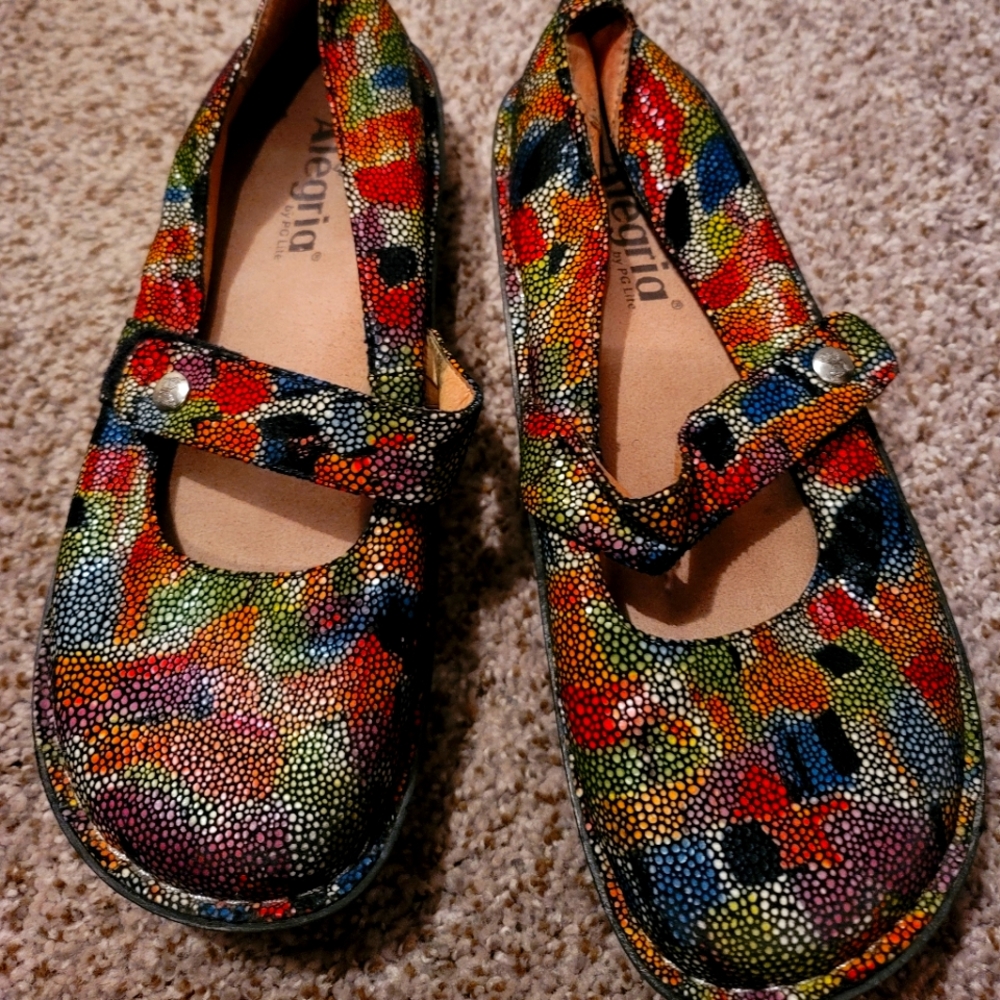 Selling women size Alegria klogs in great conditio
